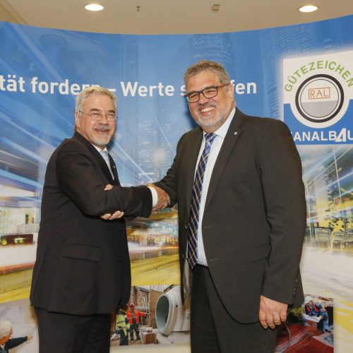 Gunnar Hunold (r.) tritt die Nachfolge von Rudolf Feickert als Beiratsvorsitzender und Mitglied des Vorstandes an. Foto: Gütegemeinschaft Kanalbau