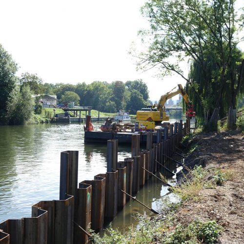 Im Bereich des Neckaruferparks sichern Spundwände zukünftig den Uferbereich.
Foto: thyssenkrupp Infrastructure