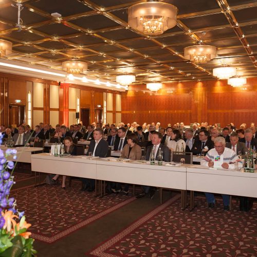Rund 120 Vertreter der Mitgliedsunternehmen waren der Einladung zur Mitgliederversammlung des rbv nach Frankfurt am Main gefolgt. Foto: Rohrleitungsbauverband