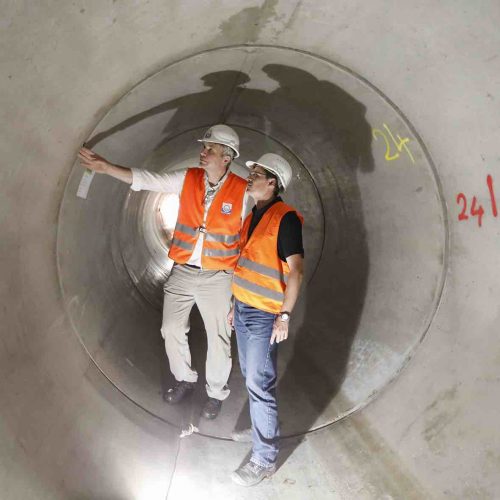 Dieter Walter und Markus Brüderer inspizieren den verlegten ersten Abschnitt des Stauraumkanals.
Foto: Güteschutz Kanalbau