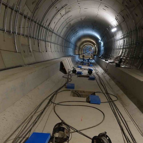 50 Gleiströge werden in ausgewählten Teilbereichen der Tunnelröhren zwischen Alexanderplatz und Brandenburger Tor auf hochbelastbarem Elastomer gelagert. Zu erkennen sind die Zugangsschächte, über die die Pressen eingebaut werden.
Foto: thyssenkrupp Infrastructure