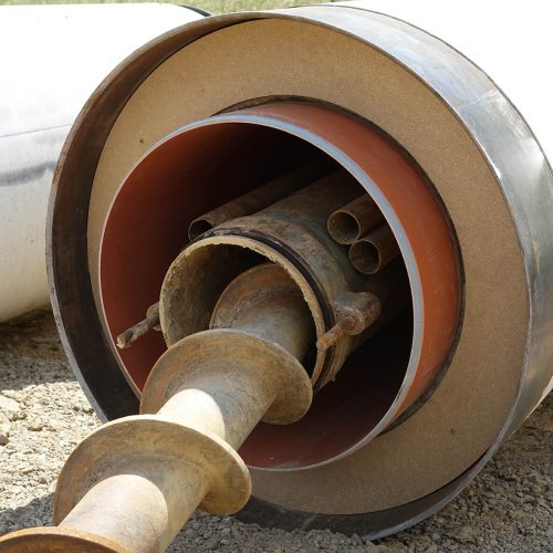 Die FABEKUN-Vortriebsrohre verfügen über ein innenliegendes Kunststoffrohr, welches von einem Betonrohr umgeben ist. Für den Vortrieb sind die Rohre mit einem Druckübertragungsring und den Schneckenführungsrohren ausgestattet. Foto: Gebr. Fasel Betonwerke GmbH