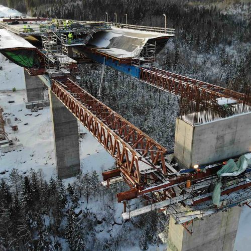 Der Vorschub in das mittige 60 Meter Brückenfeld bildet den Abschluss der Brückenbauarbeiten.
Foto: PNC Norge AS