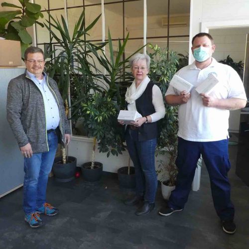 Für einen guten Zweck: Stefan Loch (l.), thyssenkrupp Infrastructure, Alsfeld, konnte 2.000 Masken an Pflegedienste in Hessen übergeben.
Foto: thyssenkrupp Infrastructure