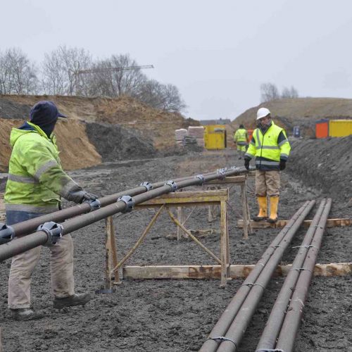 Vorbereitung der Stahltragglieder mit den Korbabstandhaltern.
Foto: thyssenkrupp Infrastructure