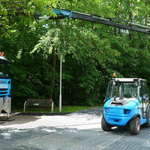 Am Tag vor Anlieferung der Module wurden die Baustraßenelemente von einem LKW mit Ladekran und einem Stapler verlegt.
Foto: thyssenkrupp Infrastructure