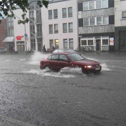 Extremwetterlagen führen zu temporären Überflutungen ganzer Stadteile und zeigen dabei in unregelmäßigen Abständen immer wieder die funktionalen Grenzen der bestehenden städtischen Infrastruktur auf. 
Foto: OOWV