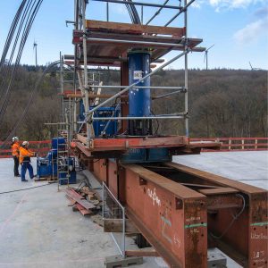 Auf dem Brückenüberbau sind die hydraulischen Litzenheber montiert, mit deren Hilfe das Vorschubgerüst Stück für Stück abgelassen wird.
Foto: thyssenkrupp Infrastructure