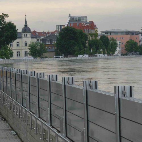 Das Dammbalkensystem von terra infrastructure bietet zuverlässigen Schutz gegen Überschwemmung. 
Foto: terra infrastructure GmbH