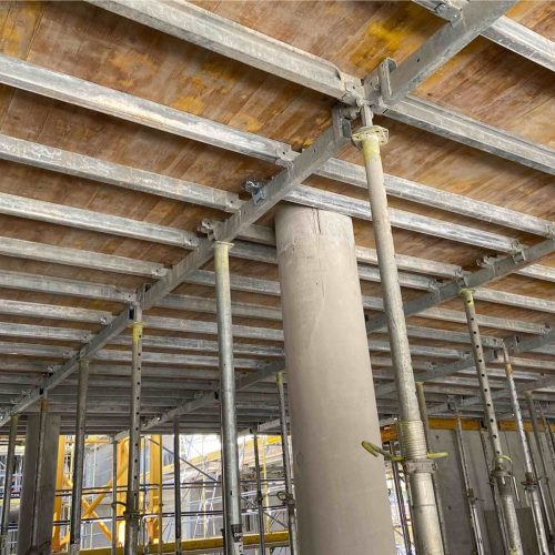 Besonderes Merkmal von ONADEK ist, dass die Metallträger überlappend eingelegt werden können. Damit sind einer flexiblen Anpassung an Stützen, Wände, Unterzüge und geometrische Deckenformen kaum Grenzen gesetzt. 
Foto: ULMA Construction GmbH