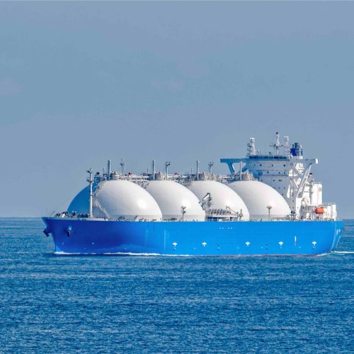Erdgas wird an der Quelle mit Gasverflüssigungsanlagen zu LNG verflüssigt und mit Tankschiffen transportiert. 
Foto: iStock / IgorSPb