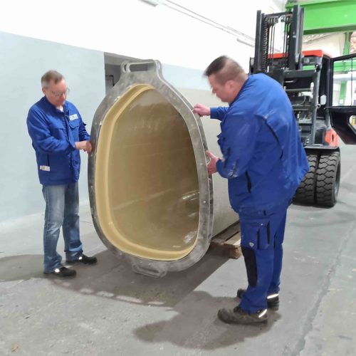 Mit einer extra hergestellten Aluminium-Schablone kontrollieren die FRP-Prolining-Mitarbeiter die Außengeometrie jedes einzelnen Rohres.
Foto: FRP-Prolining GmbH