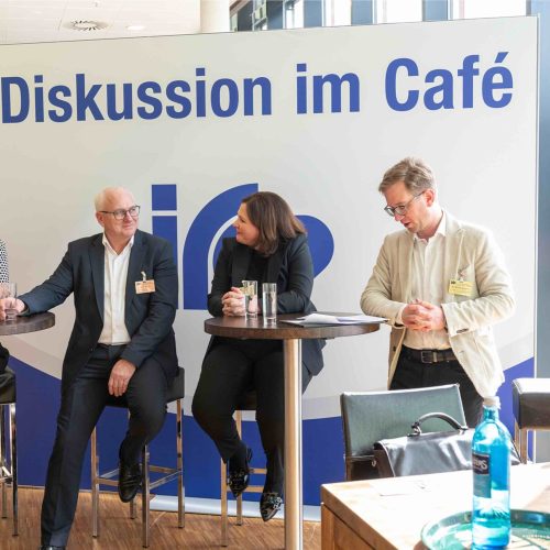 Die Diskussion im Panorama Café gehört zu den traditionellen Bausteinen des Oldenburger Rohrleitungsforums.
Foto: iro/Michael Stephan