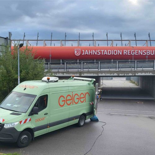 Am Jahnstadion in Regensburg werden Schäden an der Kanalisation saniert. Bevor der Liner in den Kanal eingebracht werden kann, werden die Haltungen mit Hilfe des UV-Cutters vorbereitet.
Foto: Geiger Kanaltechnik