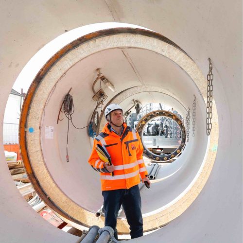 Während einer Baustellenprüfung nimmt Prüfingenieur Dieter Walter, Güteschutz Kanalbau, auch die Vortriebsrohre in Augenschein.
Foto: Güteschutz Kanalbau