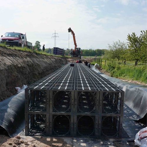 In Niederoberbach wurden die D-Raintank 3000®-Elemente in vier Reihen nebeneinander und zwei Lagen übereinander eingebaut.
Foto: Funke Kunststoffe