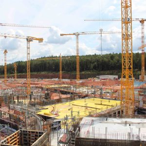 Riesenfläche: Auf 90.000 m2 erstellen die Ed. Züblin AG und die Gilbane Germany GmbH das US-Militärkrankenhaus Weilerbach. 
Foto: ULMA Construction GmbH