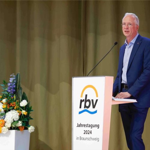 rbv-Hauptgeschäftsführer Dipl.-Wirtsch.-Ing. Dieter Hesselmann gab interessante Insights zu den aktuellen Tätigkeiten des Verbandes sowie zum Engagement des rbv-Ausschusses für Personalentwicklung (AfP). „Wir müssen mehr Sichtbarkeit für die Relevanz unserer Branche generieren“, lautete eine seiner Kernbotschaften.
Foto: rbv