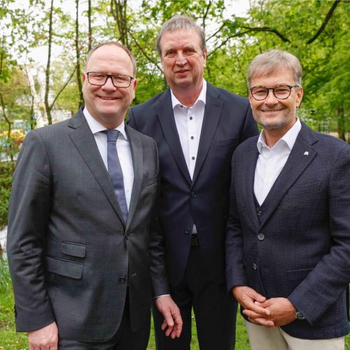 Wurden einstimmig und ohne Enthaltung in ihren Ämtern bestätigt: rbv-Präsident Dr. Ralph Donath und die beiden Vizepräsidenten Dipl.-Ing. Andreas Burger (r.) sowie Dipl.-Ing. Hartmut Wegener (m.).
Foto: rbv