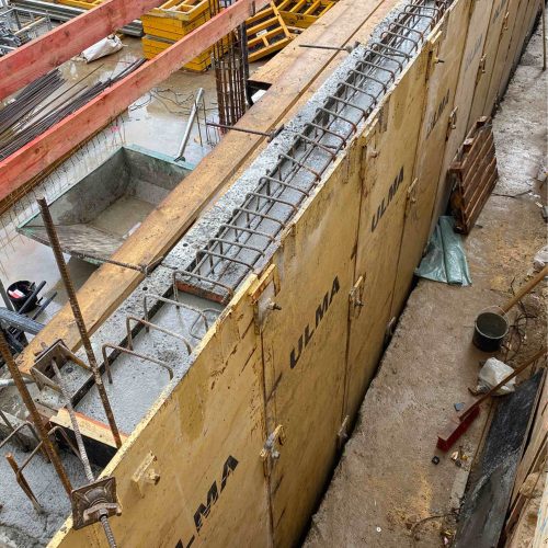 Nur eine handbreit Platz steht auf der Baustelle in Gießen als Arbeitsraum zwischen der Baugrube und der Außenkante der Wand zur Verfügung. Dank der Verbauschalungen aus Stahlblech hat ULMA genau für Einsatzzwecke wie diesen die perfekte Antwort darauf.
Foto: ULMA Construction GmbH