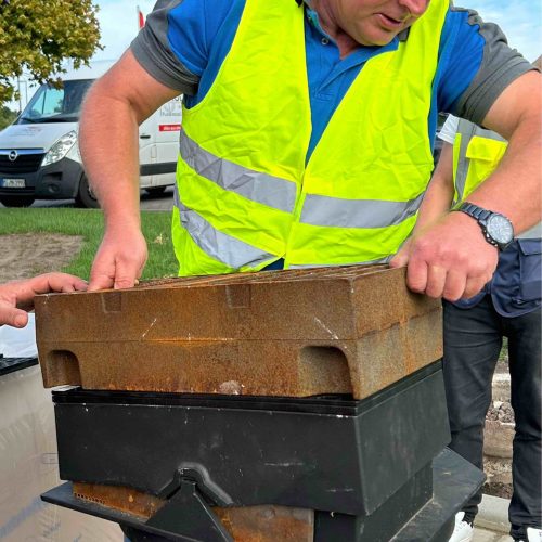 Funke-Anwendungstechniker Thomas Bröer erklärt im Rahmen einer Produktdemonstration vor Ort, wie die Einzelteile des Funke Straßenablaufs zusammengesetzt werden. 
Foto: Funke Kunststoffe GmbH