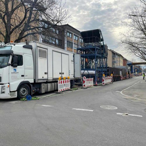 Von der Bismarckstraße aus wird der Liner in den Mischwassersammler in der Bahnhofstraße inversiert. Das hat den Vorteil, dass der Inversionsturm sowie der Schwertransporter mit dem Synthesefaserliner in der Bismarckstraße Platz finden und den Verkehr in der vielbefahrenen Bahnhofstraße kaum beeinträchtigen. 
Foto: Aarsleff Rohrsanierung