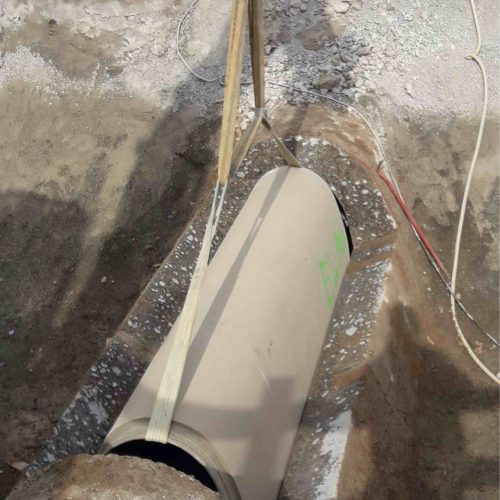 Maßarbeit: Die Amiblu NC Line Rohre werden durch die aufgeschnittene Dole auf den Rohrwagen abgelassen und zum Einbauort gefahren. 
Foto: Aarsleff Rohrsanierung