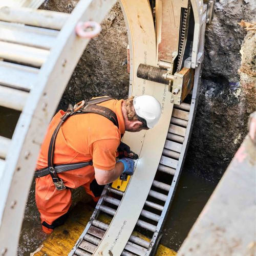 Einfädeln des Profils in die Wickelmaschine.
Foto: Geiger Kanaltechnik