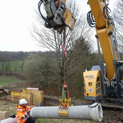 Die FABEKUN®-Kanalrohre werden mit dem Hebezeug mittig gegriffen – auf diese Weise kommt es nicht zu Beschädigungen an Muffe und Spitzende.
Foto: P.V. Betonfertigteilwerke GmbH