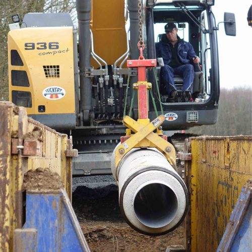 FABEKUN®-Kanalrohre und -Formstücke werden mit Hebezeugen, die ein gleichmäßiges Heben und Senken erlauben, in den Rohrgraben abgelassen.
Foto: P.V. Betonfertigteilwerke GmbH