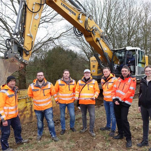 Zur Besprechung treffen sich auf der Baustelle Polier Thomas Giel, Bernd Kludt vom Bereich Bauabrechnung und Jan Kohlhauer vom Bereich Bauabwicklung (alle drei von der Walter Feickert GmbH), Bauüberwacher Michael Grau, Bauoberleiter Nikolai Puderbach, beide von Fischer Teamplan Ingenieurbüro GmbH, Außendienstmitarbeiter Rüdiger Göbel von der P.V. Betonfertigteilwerke GmbH und Angela Kaslakov von den VGWE Hachenburg (v.l.n.r.)
Foto: P.V. Betonfertigteilwerke GmbH