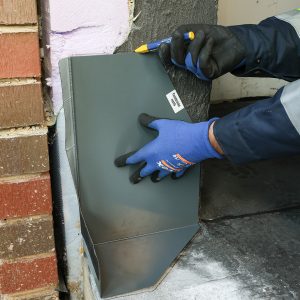 Vorpositionierung und Markierung der Funke Fensterecke in der Fensterlaibung.
Foto: Funke Industrie