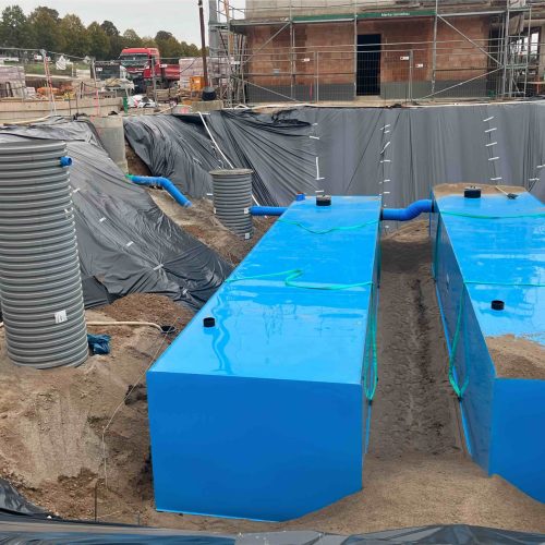 Zwei KS-Bluebox®-Elemente mit einem Fassungsvermögen von jeweils 50 m3 kommen auf dem Gelände der Stadtwerke Bad Gandersheim in der Holzmindener Straße zum Einsatz. Eine KS-Bluebox® dient als Löschwasserreservoir für die Feuerwehr, die andere als Regenwasserspeicher zum Gießen der Pflanzen in Trockenphasen.
Foto: Funke Kunststoffe GmbH