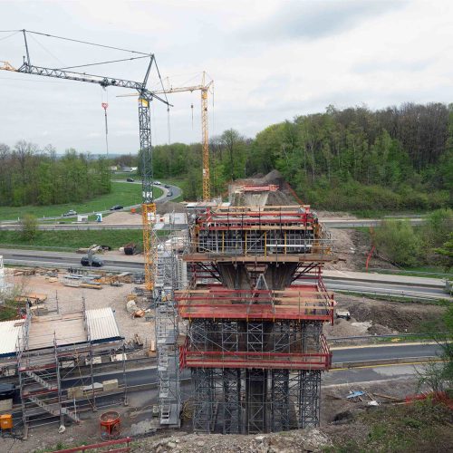 Über drei Zubringer am wichtigen Autobahnkreuz Wuppertal-Nord wird die neue, 131 m lange Brücke Eichenhofer Weg führen. Mit ENKOFORM VMK Trägerschalung, T-60 Traggerüsttürmen, der Rahmenschalung ORMA sowie projektbezogen gefertigten Sonderschalungen stellt die ULMA Construction GmbH die Rahmenbedingungen für den schnellen Baufortschritt sicher.
Foto: ULMA Construction GmbH